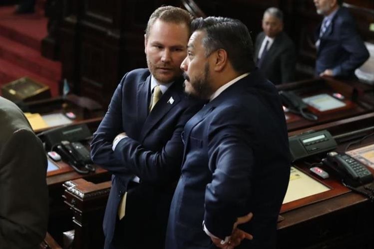 Álvaro Arzú Escobar, hijo del alcalde Álvaro Arzú y favorito del oficialismo, platica con Javier Hernández, jefe de bloque de FCN-Nación, previo a la sesión para elegir junta directiva del Congreso. (Foto Prensa Libre: Esbin García)