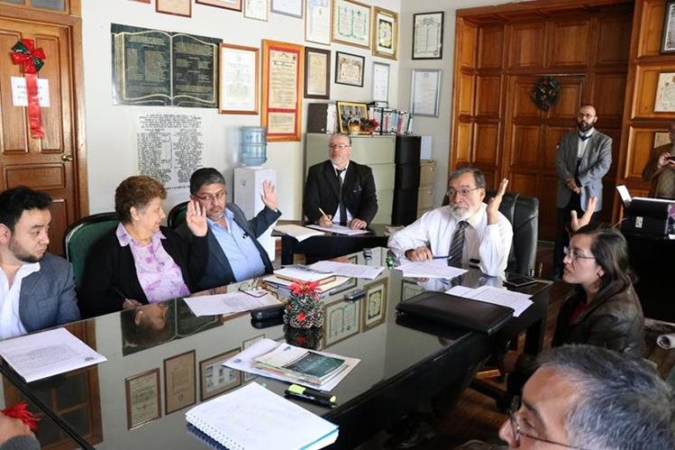 El alcalde Luis Grijalva y los concejales se reunieron recientemente para establecer horarios de reuniones y decidir sobre los titulares de cada comisión. (Foto Prensa Libre: María Longo)