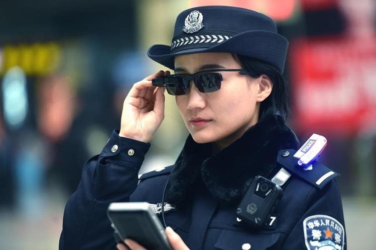 Policía utiliza gafas con reconocimiento facial para hallar sospechosos — China Policía utiliza gafas con reconocimiento facial para hallar sospechosos — China