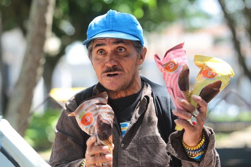 Carlos Barrios es de Guastatoya, El Progreso. Antes tenía un negocio de licor y cerveza, pero se cansó de lidiar con los borrachines. Por eso, desde hace 20 años, vende helados. Foto Prensa Libre: Álvaro Interiano.