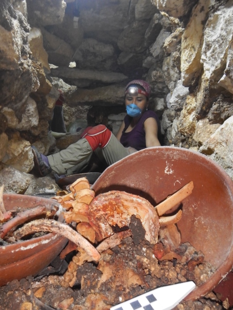Arqueóloga Griselda Pérez durante la excavación en junio pasado. (Foto Prensa Libre: Cortesía de Proyecto Arqueológico Waka´y Ministerio de Cultura y Deportes de Guatemala)