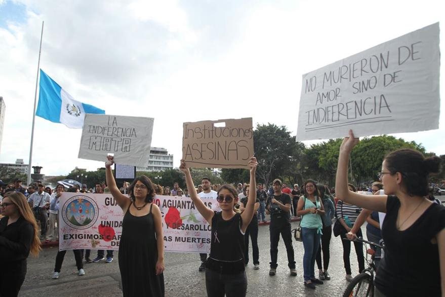 Grupos de mujeres se organizaron para participar activamente de las protestas contra el Gobierno. (Foto Prensa Libre: Erick Avila)
