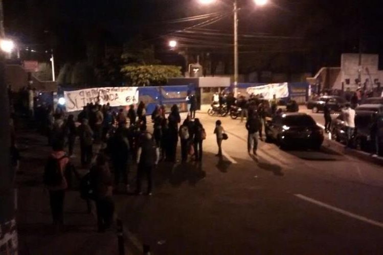 El grupo estudiantil universitario EPA,se atribuye la ocupación de la Usac, en zona 12 capitalina. (Foto Prensa Libre: Twitter)
