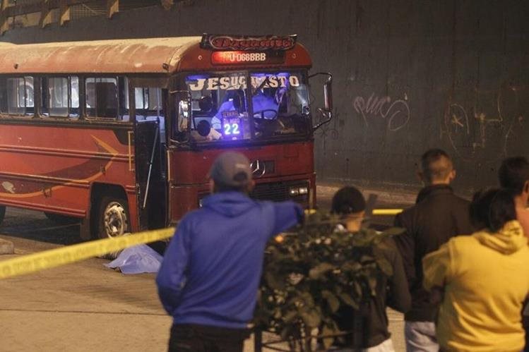 Piloto y ayudante de un bus ruta 22 fueron asesinados en la zona 8 capitalina el pasado martes. Foto Prensa Libre: Hemeroteca PL.