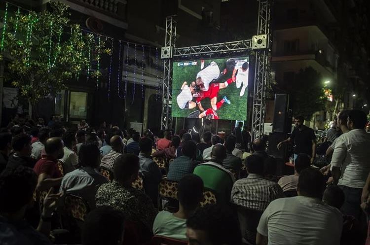 Los egipcios vivieron con tristeza y tensión cuando se lesionó Mohamed Salah. (Foto Prensa Libre: EFE)