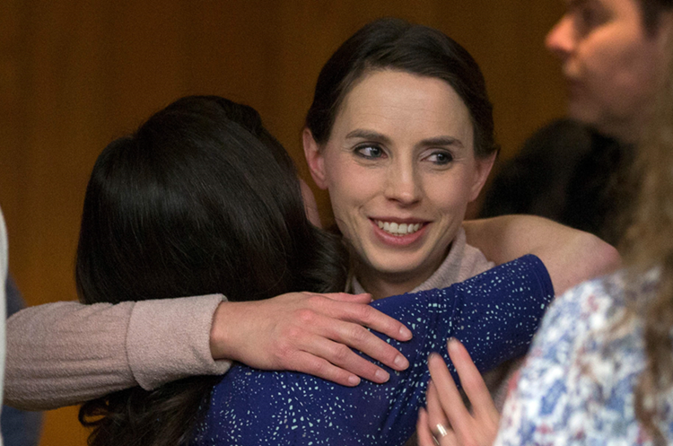 Rachael Denhollander, derecha, abraza a Larissa Boyce, luego de haber escuchado la sentencia a Nassar. (Foto Prensa Libre: AFP)
