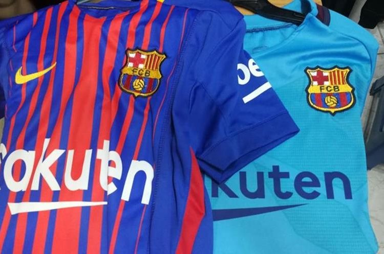 Un vendedor de camisolas ofrece una réplica de la camisola del Barcelona en la plaza El Amate. (Foto Prensa Libre: Estuardo Paredes)