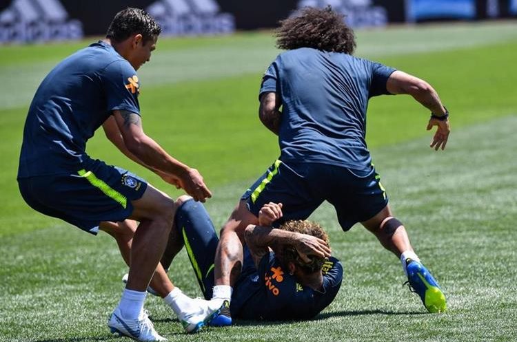Thiago Silva y Marcelo juegan con Neymar al concluir el entrenamiento de Brasil. (Foto Prensa Libre: AFP)