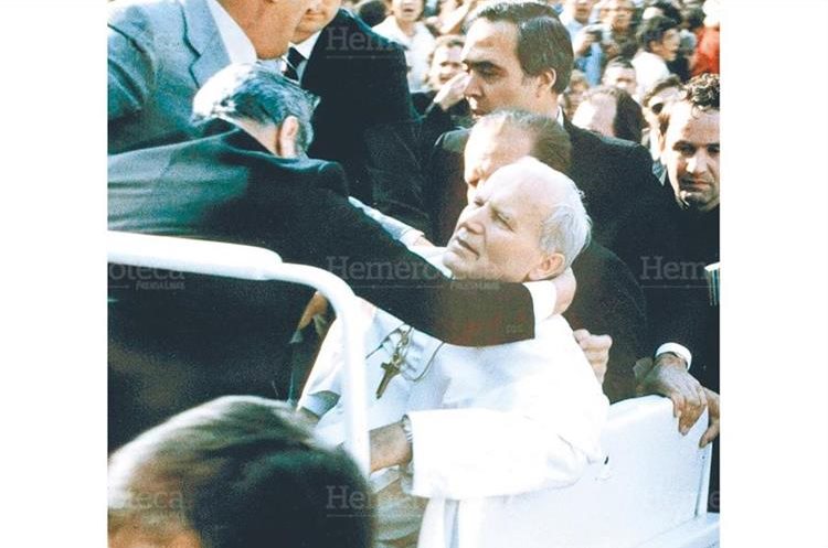 Juan Pablo II resulta herido en un atentado cometido por el turco Alí Agca, el 13/5/1981.(Foto: Hemeroteca PL)