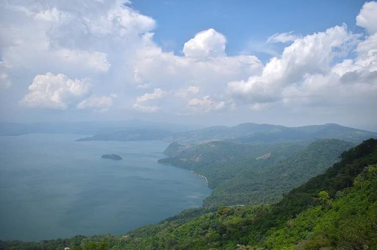 Vista del lago volcánico de Ilopango, 16 km al este de San Salvador.(Foto Prensa Libre:AFP).