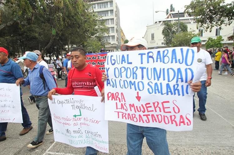Pancartas en apoyo a la igualdad de gÃ©nero en derechos laborales. 