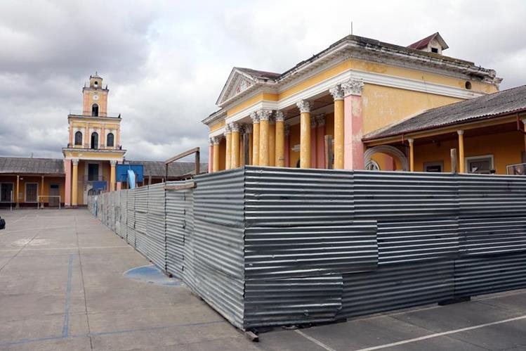 Padres de familia han reforzado con madera el área de ingreso al Instituto Femenino de Educación Básica, debido a los daños causados por los sismos del año pasado. (Foto Prensa Libre: Carlos Ventura) 