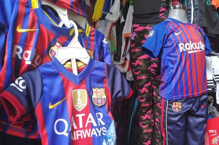 Aficionados buscan la réplica de la camisola del PSG en la plaza El Amate. (Foto Prensa Libre: Estuardo Paredes)