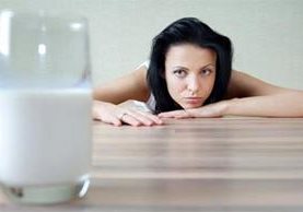 La ausencia de la enzima lactosa produce alergias al consumir lácteos. 