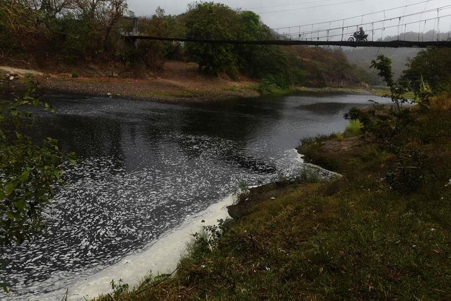 Vista de los bancos contaminados del río Lempa en el pueblo de Pinuelas, 430 kilómetros al oeste de Tegucigalpa. (Foto Prensa Libre: AFP).