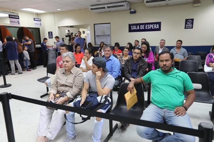 Población espera la entrega de los nuevos pasaportes en la sala de espera. (Foto Prensa Libre: Erick Ávila)