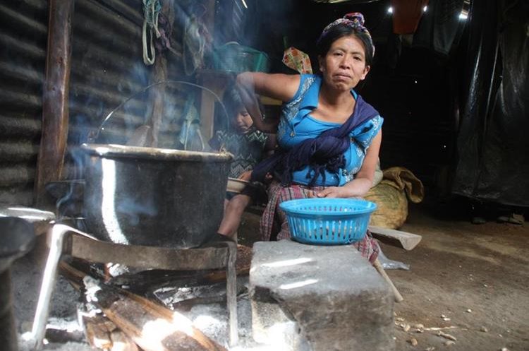 En comunidades rurales de Huehuetenango, las mujeres aprenden a encender el fuego desde pequeñas. Esa situación las expone a convivir con el humo desde temprana edad, lo que les causa muchas veces infecciones respiratorias. (Foto Prensa Libre: Mike Castillo)