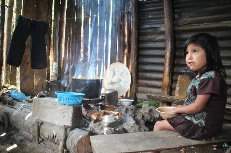 Mujeres y niños huehuetecos son los más vulnerables a enfermedades, que pueden convertirse en crónicas, por la inhalación de humo. (Foto Prensa Libre: Mike Castillo)