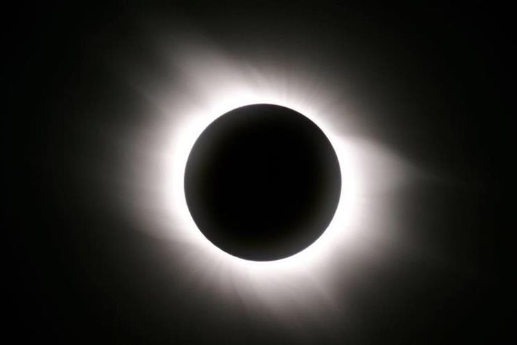 Muchas personas aún manifiestan su temor con suspersticiones relacionadas con un eclipse.