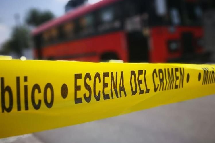 Fuerzas de seguridad acordonan el área donde fue atacado un autobús de la ruta 83, en la zona 1 de la capital. (Foto Prensa Libre: Érick Ávila)