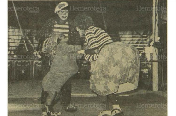 Los payasos que hacen que niños y papás se reían de sus ocurrencias. durante la presentación circense del17/9/1984 . (Foto: Hemeroteca PL)
