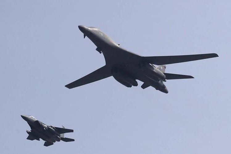 Un bombardero B-1 de Estados Unidos sobrevuela sobre la base aérea de Osan en Pyeongtaek, Corea del Sur. (Foto Prensa Libre: AP).