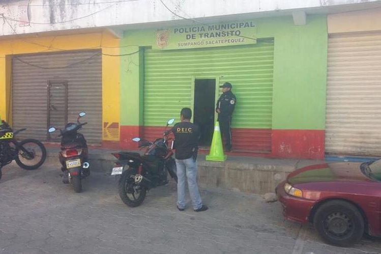 Investigadores recaban evidencias en la sede de la PMT de Sumpango, Sacatepéquez. (Foto Prnesa Libre: Renato Melgar)