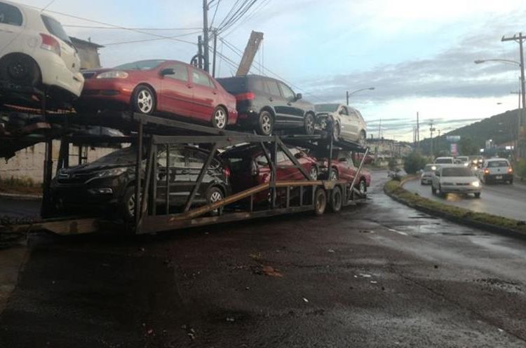 Trailer que transportaba vehículos obstaculizó el Bulevar Tulam Tzu por varios minutos. (Foto Prensa Libre: Pablo Morales)