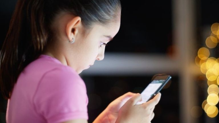 La adicción al teléfono móvil es uno de los riesgos que más preocupan. Pero no es el único. (Getty Images).