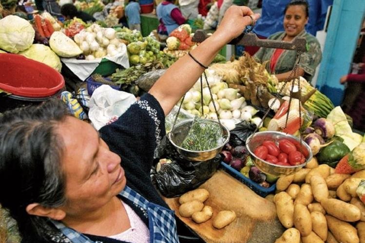 La Canasta Básica Alimentaria contiene 34 productos y cuantifica los gramos sugeridos para un hogar de 4.77 miembros, lo cual cubriría el requerimiento energético de 2 mil 262 calorías. (Foto Prensa Libre: Hemeroteca)