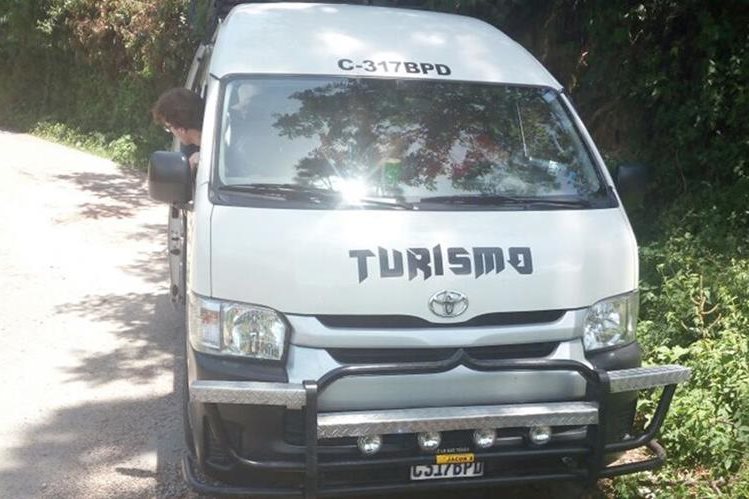 En este bus viajaban los turistas. (Foto Prensa Libre: Ángel Julajuj)