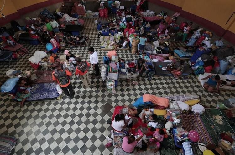 Entidades instan a apresurar el establecimiento de viviendas para las familias en los albergues. Recinto José Martí, en Escuintla. (Foto Prensa Libre: Álvaro Interiano)