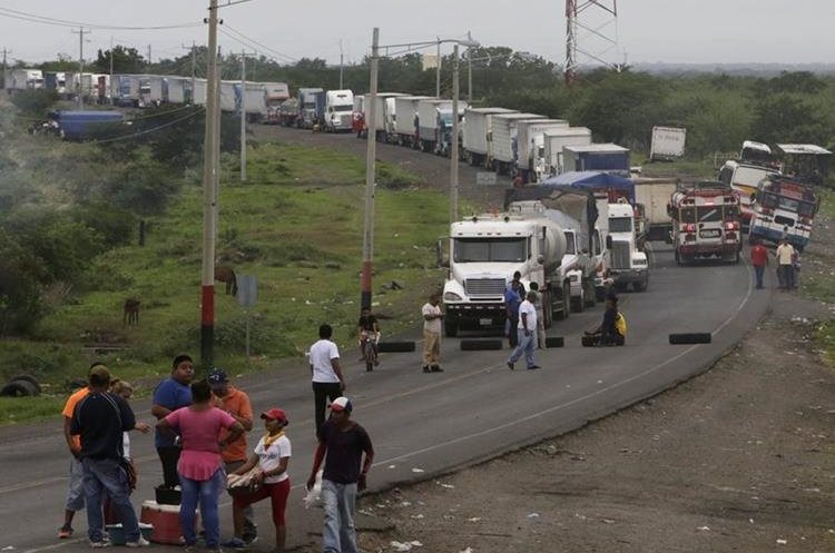 Unos seis mil furgones de carga de Centroamérica que están en tránsito por Nicaragua quedan atrapados con mercadería por bloqueos. (AFP).