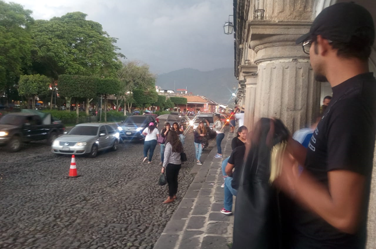 En Antigua Guatemala el panorama está gris por la ceniza. (Foto Prensa Libre: Víctor Chamalé)