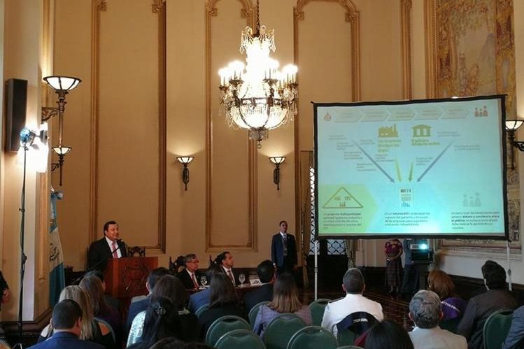 Las autoridades del Gobierno como el vicepresidente Jafeth Cabrera, divulgaron el tercer informe de la Comisión Nacional de Conciliación de la Iniciativa para la Transparencia de las Industrias Extractivas (EITI). (Foto, Prensa Libre: Rosa María Bolaños)