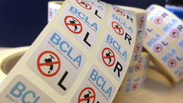 La Asociación Británica de Lentes de Contacto repartió 100.000 pegatinas que advertían que no se debe usar agua al manipular los lentes.