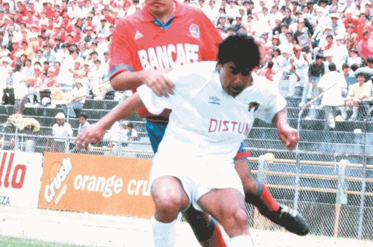 En los clásicos, siempre aportó sus goles para los cremas, aunque en la temporada de 1987/1988, Byron Pérez vistió los colores de los rojos. (Foto Prensa Libre: Hemeroteca PL)