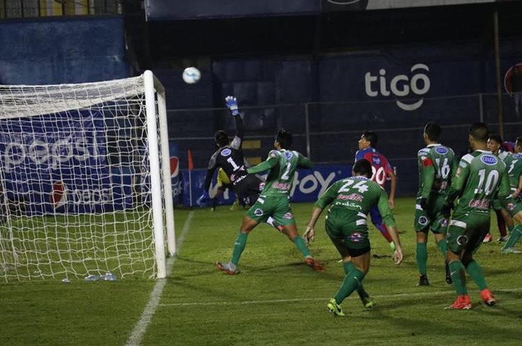 El cabezazo de William Zapata de Xelajú se estrella en el travesaño de la portería de Suchitepéquez. (Foto Prensa Libre: Raúl Juárez)