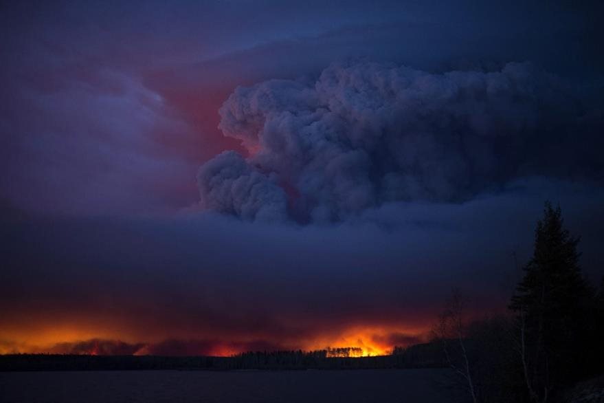 Temen que el incendio forestal de Canadá duplique su tamaño
