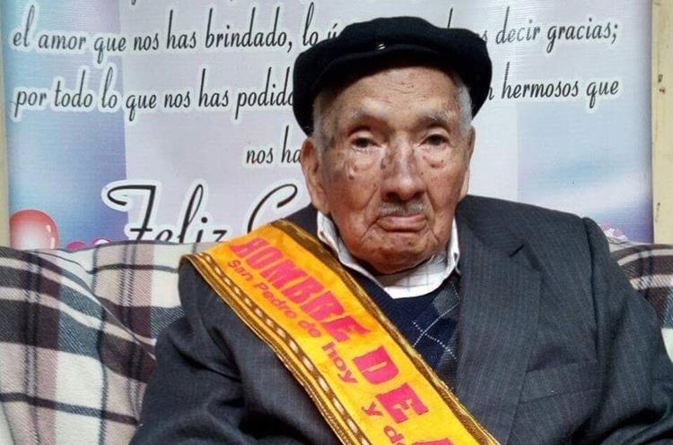 Silvestre Domingo Ramírez afirma que una sana alimentación es importante para vivir varios años. (Foto Prensa Libre: Whitmer Barrera).