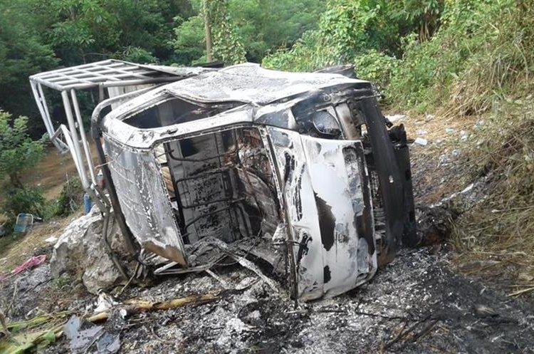 El camión que se accidentó el pasado miércoles fue quemado por pobladores de Chipur. (Foto Prensa Libre: Cortesía)