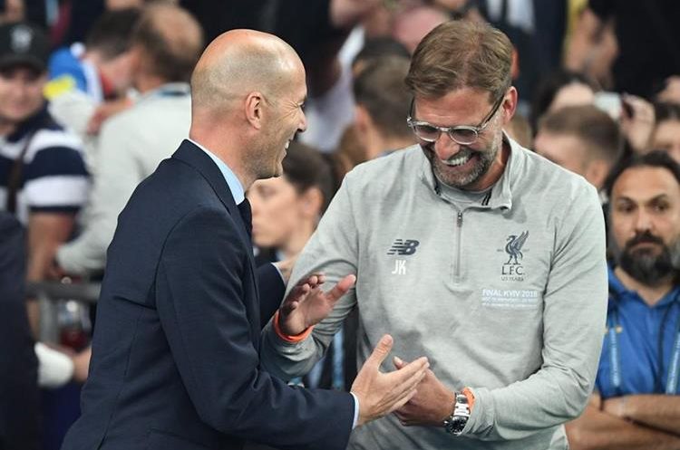 Zinedine Zidane y Jurgen Klopp se saludan al concluir la final de la Champions League. (Foto Prensa Libre: AFP)