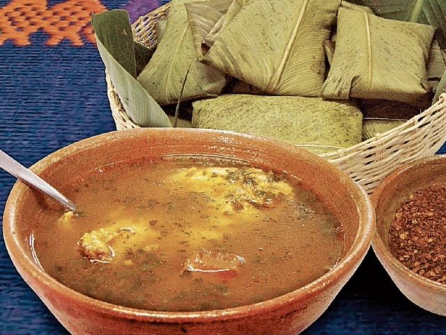 es  tradicional de Cobán, Alta Verapaz, y se come  en cualquier época. Se elabora con chunto o chompipe —pavo—, tomate de árbol, miltomate, ajo, canela, clavo de olor y pimienta de castilla.