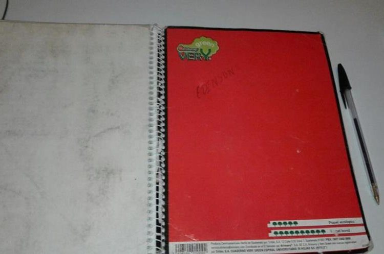 Este es el pequeño cuaderno que Edinson López usa para dibujar. (Foto Prensa Libre: Edinson López)