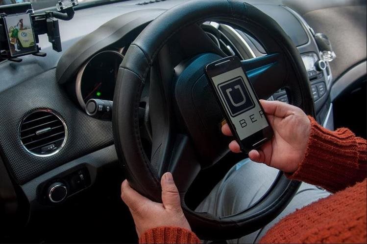 En los últimos tres meses la plataforma Uber ha registrado 145 mil usuarios. (Foto Prensa Libre: Hemeroteca)