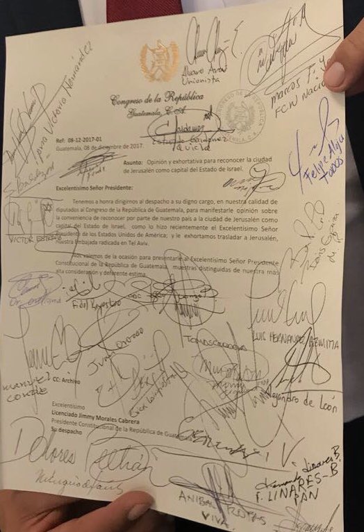 Esta es la carta firmada por diputados que solicitan el traslado de la embajada. (Foto: Tomada del Twitter del diputado Ãlvaro ArzÃº Escobar)