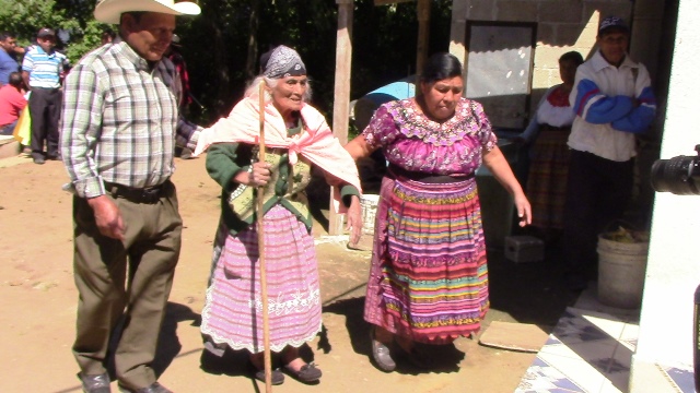 La anciana era ayudada por familiares, para trasladarse. (Foto Prensa Libre: Hemeroteca PL).
