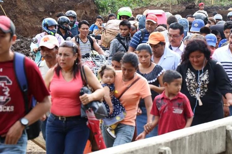 Familias tienen que esperar cierto tiempo para poder pasar por el puente Cameya, Suchitepéquez. (Foto Prensa Libre: Cristian Soto)