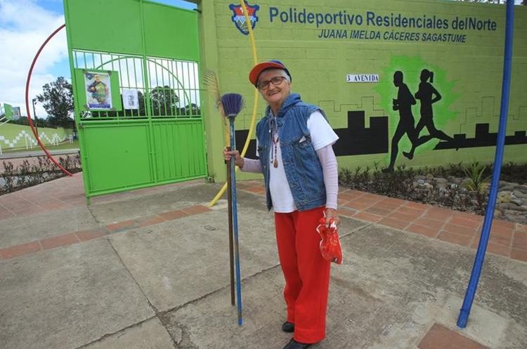 El polideportivo se nombró en reconocimiento a la labor de Juana Imelda Cáceres Sagastume. (Foto Prensa Libre: Esbin García) 