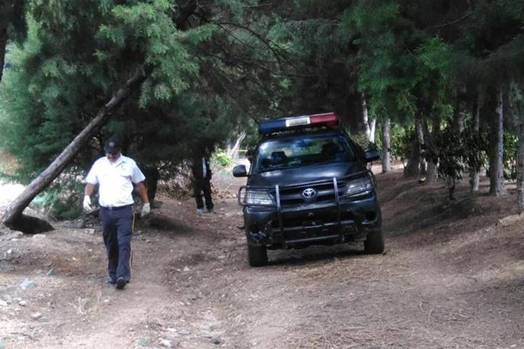 Área donde fue encontrado el cuerpo de un hombre sin identificar de aproximadamente 25 años. (Foto Prensa Libre: Érick Ávila)